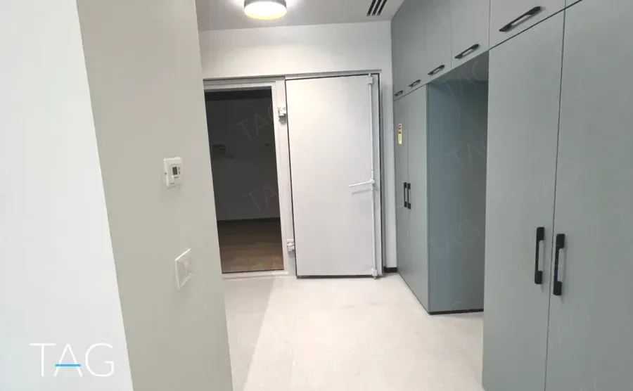 מבואה בACRO BUSINESS CAMPUS עם ארונות אפורים ודלת כניסה - תג נכסים