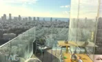 מרפסת המשרד עם נוף פנורמי של תל אביב עד קו הים