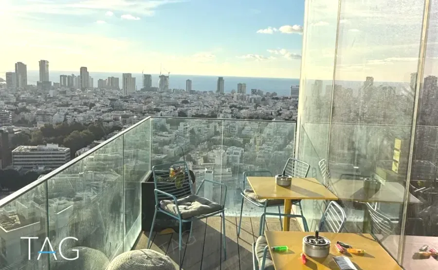 מרפסת המשרד עם נוף פנורמי של תל אביב עד קו הים