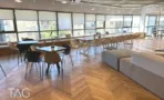 פינת אוכל עם שולחנות עגולים וספה ארוכה מול החלונות - משרד להשכרה 603 מ