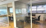 חדר עבודה מזוגג עם עמדות מחשב מול חלון - משרד להשכרה 603 מ