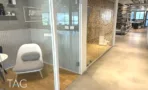 חדרון שיחות אישי עם כורסה ומחיצת זכוכית במעבר - משרד להשכרה 603 מ