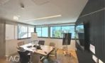 חדר ישיבות פינתי עם שולחן עץ, לוח מחיק ומסך נייד - משרד להשכרה 603 מ