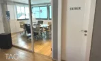 חדר ישיבות מזוגג לצד דלת חדר מקלחת - משרד להשכרה 603 מ
