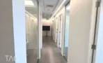 מסדרון פנימי עם דלתות לבנות ורצפת פרקט