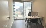 חדר עבודה עם שולחן, רצפת עץ כהה ונוף העיר