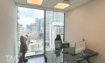 חדר עבודה עם שולחן זכוכית ונוף העיר מהחלון
