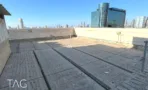 מפלס גג לא גמור עם משטח בטון ונוף לקו הרקיע של תל אביב, מגדל יובנק UBANK