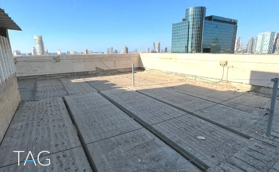 מפלס גג לא גמור עם משטח בטון ונוף לקו הרקיע של תל אביב, מגדל יובנק UBANK