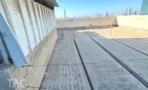 משטח גג חשוף עם מעקה בטון ופאנלים לאורך הקיר במגדל יובנק UBANK