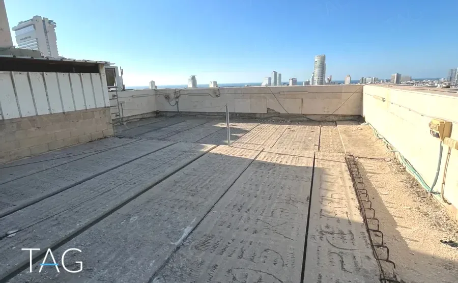 פנורמת גג פתוחה עם נוף למגדלי תל אביב מגג מגדל יובנק UBANK