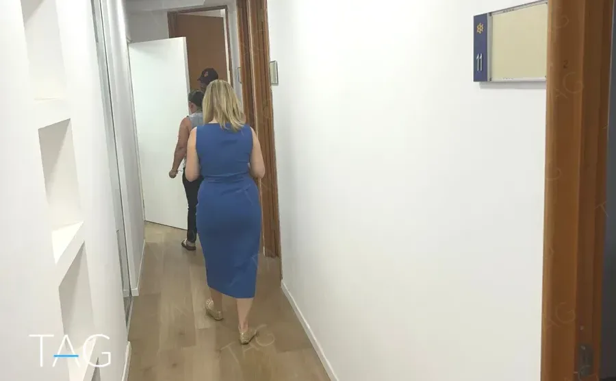 מסדרון פנימי צר עם ריצוף עץ בהיר ונישות בקיר במגדל יובנק UBANK