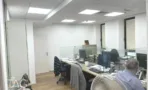 אופן ספייס עם עמדות עבודה, מחיצות זכוכית ותקרה אקוסטית במגדל יובנק UBANK