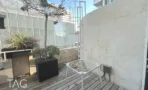 פינת מרפסת גג עם עץ באדנית וקיר אבן במגדל יובנק UBANK תל אביב