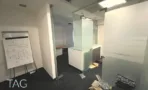 חלל משרד עם מחיצות זכוכית, לוח מחיק ותקרה אקוסטית במגדל יובנק UBANK