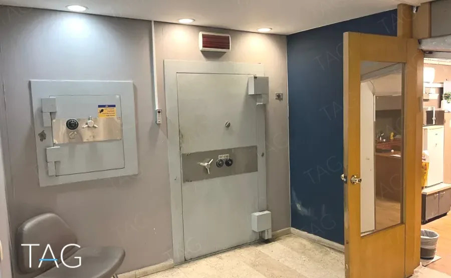 דלת כספת פלדה עם מנעול צירופים, שריד לתקופת הבנק, במגדל יובנק UBANK