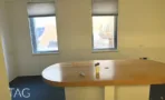חדר פנימי עם שני חלונות ושולחן ישיבות אליפטי במגדל יובנק UBANK תל אביב