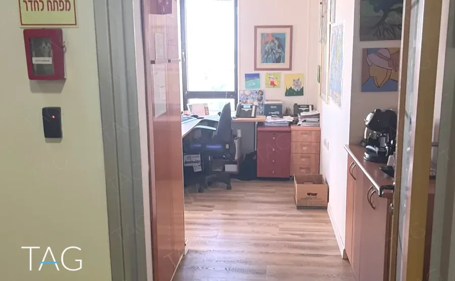 משרד מאויש עם ריצוף עץ בהיר, ארונות וכניסה מבוקרת במגדל יובנק UBANK
