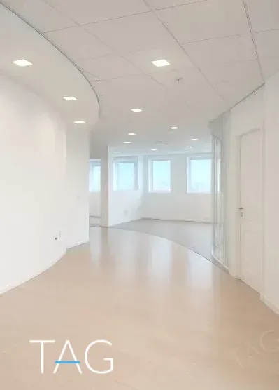 מסדרון קומה מעוגל וריק עם תאורה שקועה, במשרד להשכרה 500 מ