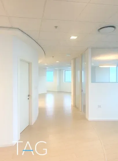 מסדרון קומה מעוגל וריק לפני חלוקה פנימית, במשרד להשכרה 500 מ