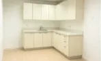 מטבחון פינתי לבן עם ארונות עליונים וכיור, במשרד להשכרה 500 מ