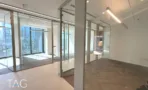 חדרים מוקפי זכוכית ופרקט בדגם אדרה במשרד במגדל אייקון