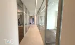מסדרון עם מחיצות זכוכית לאורכו במשרד במגדל אייקון