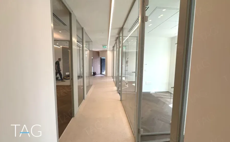 מסדרון עם מחיצות זכוכית לאורכו במשרד במגדל אייקון