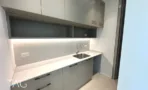 מטבחון אפור עם משטח לבן במשרד במגדל אייקון