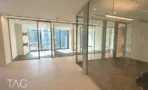 חלל מחולק במחיצות זכוכית עם נוף עירוני במגדל אייקון