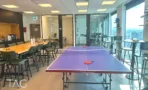 פינת אוכל עם שולחן פינג פונג ונוף העיר במשרד 232 מ״ר במגדל אקרו