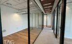 פרט תקרת שלבי עץ מעל מסדרון הזכוכית במשרד במגדל אייקון