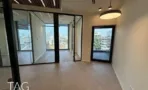 חדרי זכוכית עם גוף תאורה עגול ונוף עירוני במגדל אייקון