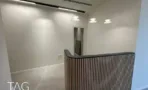 דלפק קבלה מחופה שלבי עץ במשרד במגדל אייקון