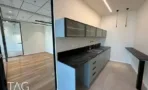 מטבחון בגוון כחול-אפור עם משטח כהה במשרד במגדל אייקון