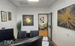 חדר ישיבות עם כיסאות עור ותעודות ממוסגרות על הקיר, במשרד להשכרה 110 מ