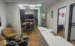עמדת קבלה עם חדר ישיבות מזוגג ופינת המתנה, במשרד להשכרה 110 מ