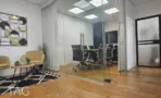 חדר ישיבות מזוגג ופינת המתנה עם שטיח, במשרד להשכרה 110 מ