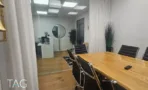 חדר ישיבות עם שולחן עץ אלון ומחיצת זכוכית אל חדר עבודה, במשרד להשכרה 110 מ