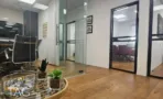 חדר ישיבות מאחורי דלתות זכוכית במסגרת שחורה, במשרד להשכרה 110 מ