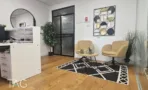 לובי כניסה עם כורסאות ודלת זכוכית במסגרת שחורה, במשרד להשכרה 110 מ