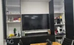 פינת מטבחון עם מסך גדול, ארונות פתוחים ומכונת קפה, במשרד להשכרה 110 מ