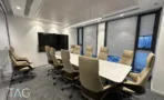 חדר ישיבות גדול מול חלונות