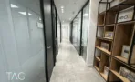 מסדרון חדרים עם ספריית תצוגה