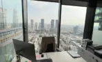 חדר עבודה עם שולחן ונוף פנורמי של העיר