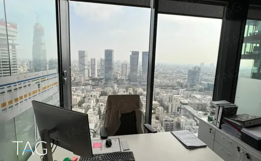 חדר עבודה עם שולחן ונוף פנורמי של העיר