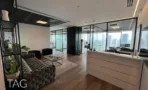 פינת קבלה עם ספה מרופדת, ויטרינה ונוף מהחלונות