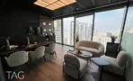 חדר ישיבות עם קיר כהה, שולחן ארוך ונוף העיר