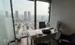 חדר עבודה עם שולחן מול נוף פנורמי של תל אביב