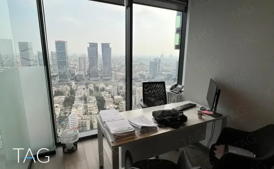 חדר עבודה עם שולחן מול נוף פנורמי של תל אביב